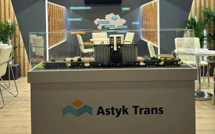 Astyk Trans exhibition stand — branded plinth, acrylic vitrine, grain-terminal model