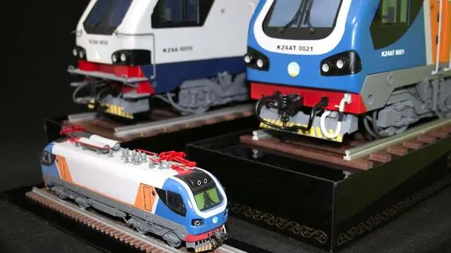 KZ4A and KZ8A locomotive models on plinths, 1:25